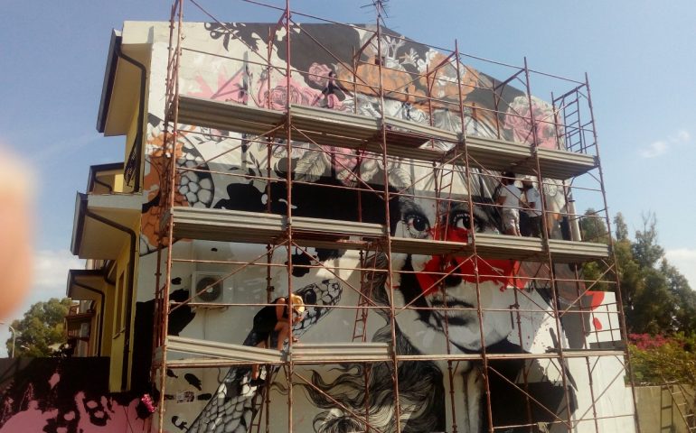 “L’arte de la calle” di Gabriel Moreno sbarca a San Gavino Monreale con un nuovo entusiasmante murale