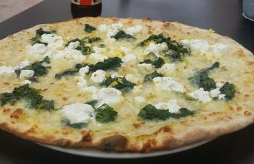 Pizza al maialetto, aperitivi “appendino” e tanto altro: da Wow l’originalità fa coppia con gusto