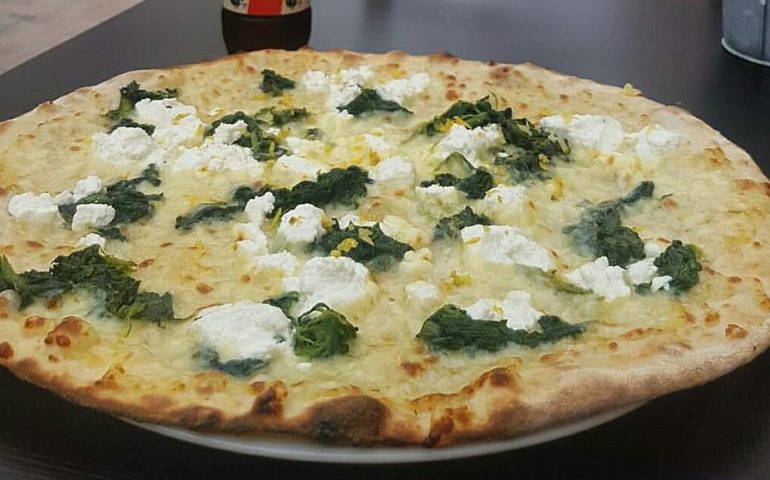 Pizza al maialetto, aperitivi “appendino” e tanto altro: da Wow l’originalità fa coppia con gusto