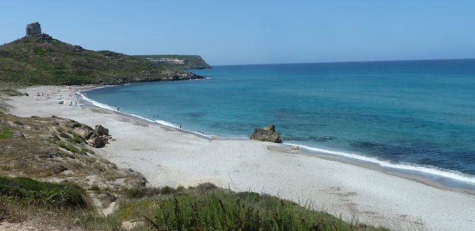 Turista milanese muore nella spiaggia di San Giovanni di Sinis: infarto fatale