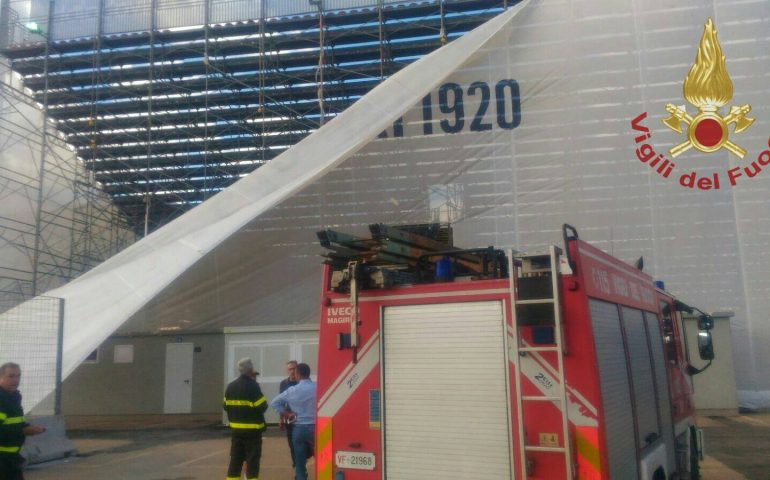 Il maestrale mette a dura prova la Sardegna Arena: intervengono i Vigili del Fuoco per sistemare i teloni che rivestono le gradinate