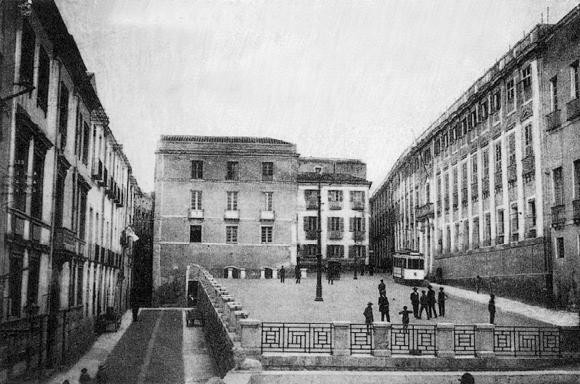 La Cagliari che non c’è più: Piazza Palazzo, un tram passa davanti a edifici poi distrutti dalle bombe