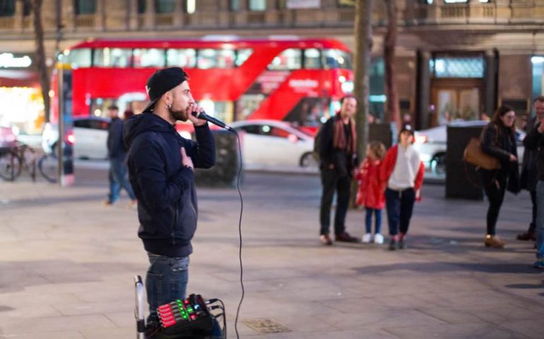 Samu’s Vlog, la VIDEO inchiesta di un vlogger sardo a Londra. Quanto guadagna un artista di strada?