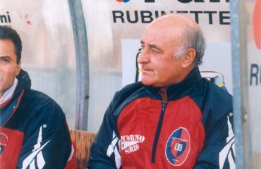 Carlo Mazzone sulla panchina del Cagliari - Foto Corriere