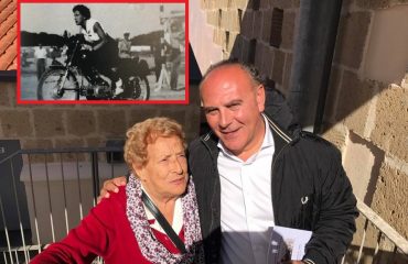 Carmen Usai con il sindaco di Alghero Mario Bruno - Foto di Mario Bruno (nell'icona una giovane Carmen Usai in sella a una moto - foto di Storie di Alghero)