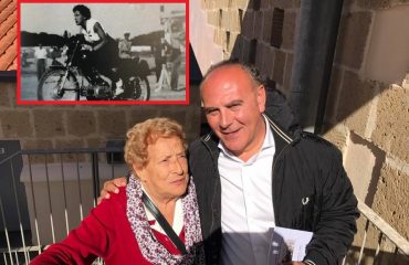 Carmen Usai con il sindaco di Alghero Mario Bruno - Foto di Mario Bruno (nell'icona una giovane Carmen Usai in sella a una moto - foto di Storie di Alghero)