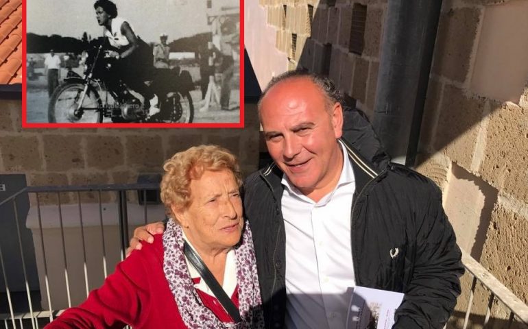 Carmen Usai con il sindaco di Alghero Mario Bruno - Foto di Mario Bruno (nell'icona una giovane Carmen Usai in sella a una moto - foto di Storie di Alghero)