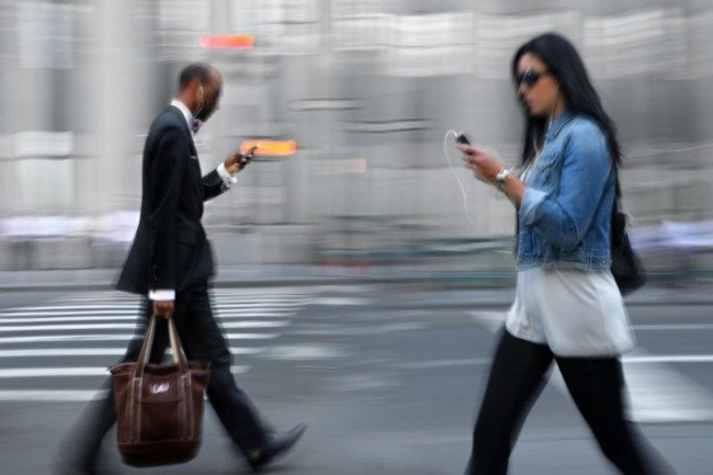 Honolulu: multe ai pedoni che guardano il cellulare mentre attraverseranno la strada