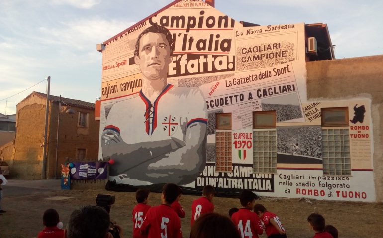 Inaugurazione del murale dedicato a Gigi Riva, commozione per il figlio e i suoi ex compagni di squadra