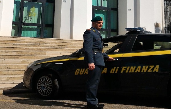 Carbonia, centinaia di prodotti sequestrati dalla Guardia di Finanza in un negozio cinese