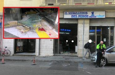 Incidente auto sfonda vetrata mercatino del pesce di via sonnino cagliari 4