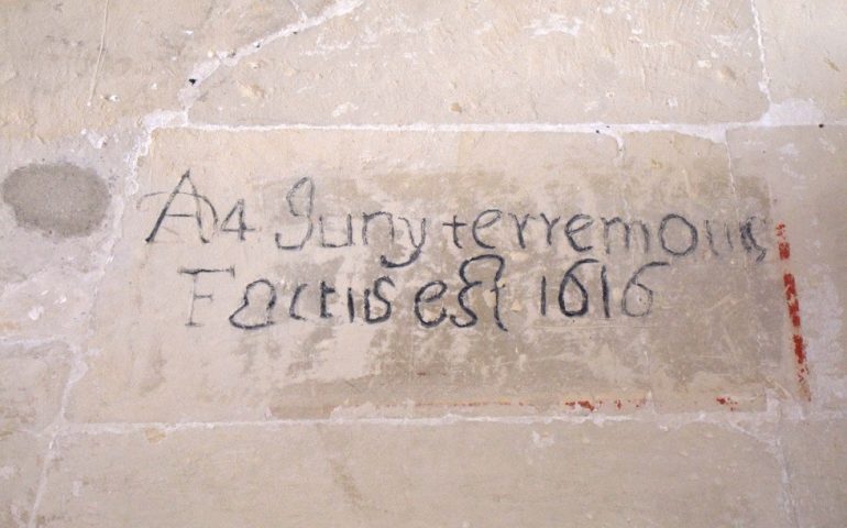 Iscrizione muraria sul terremoto di Cagliari del 1616 - Foto di Alessandra Atzori dal blog Sa casteddaia
