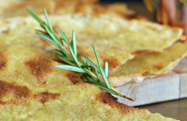 Chips di pane guttiau fatte in casa. Ottime e facilissime da preparare (RICETTA)