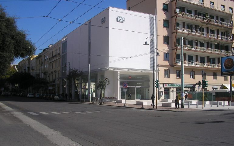 Piazza Repubblica, lite tra ragazzini: dà un calcio alla macchina del padre del “nemico” e lui risponde con uno schiaffo