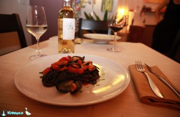 Cucina etnica, pizze gourmet e sapori dalla Sardegna: L’Oca Bianca, una cena per tutti nel cuore della Marina