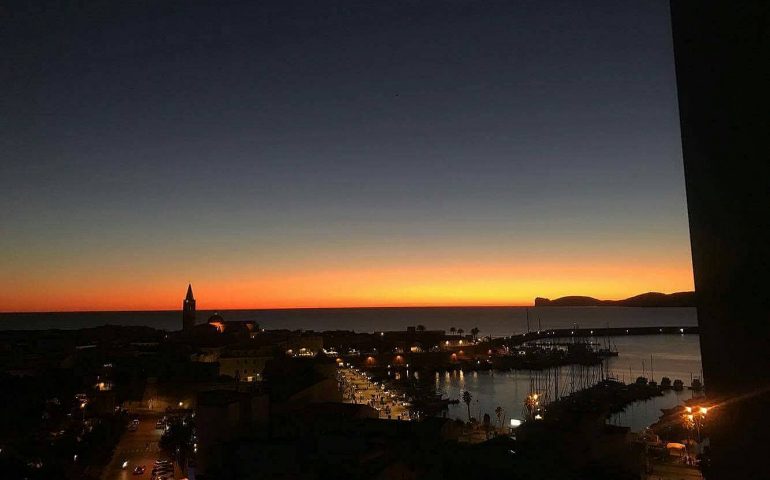 La foto: Alghero alle 19.30, un tramonto fantastico sul centro, la cattedrale di Santa Maria e Capo Caccia