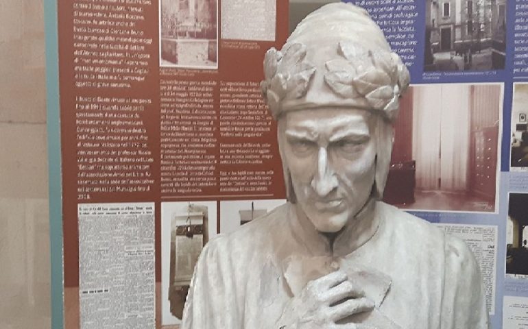 Dante “torna” al Liceo Dettori: il Busto del Sommo Poeta, restaurato, è stato svelato stamane