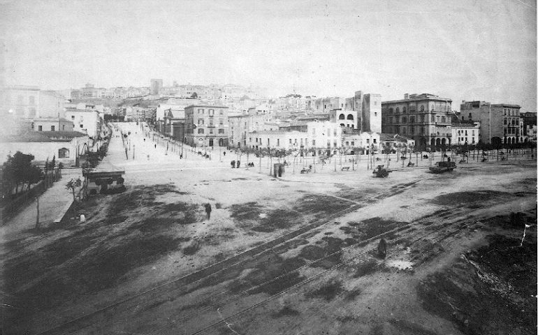 La Cagliari che non c’è più: via Roma e il Largo Carlo Felice in una foto del 1894