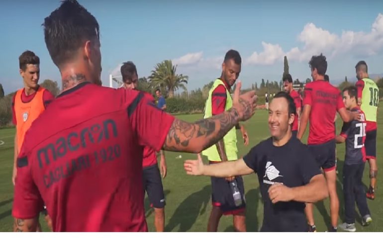 Calcio e sorrisi ad Asseminello. I ragazzi del Centro Down Cagliari e i giocatori rossoblù insieme in campo