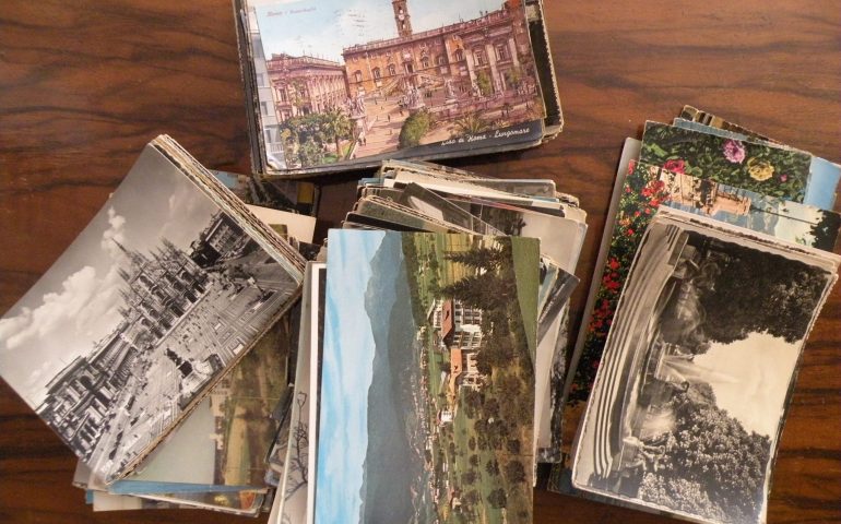 La collezione di cartoline antiche: quando i messaggi arrivavano col francobollo e il postino era un amico che si aspettava con trepidazione