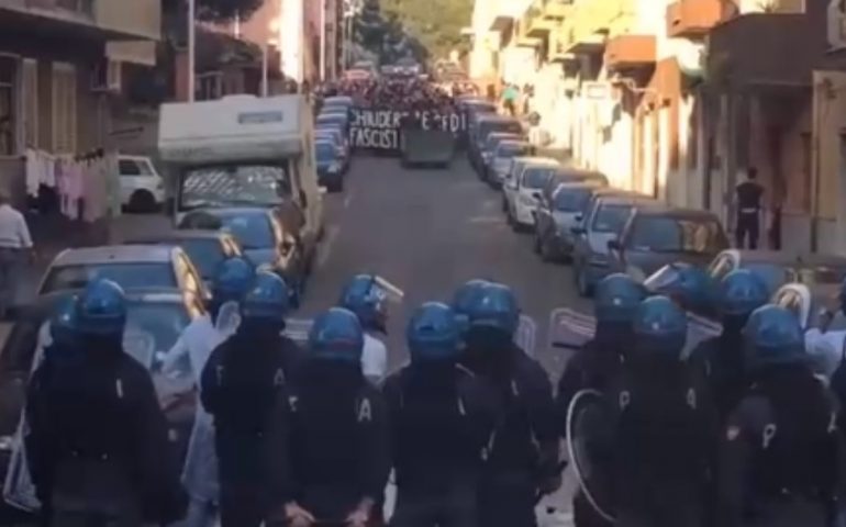 Momenti di tensione, fumogeni e qualche cassonetto rovesciato questo pomeriggio a Cagliari, in occasione dell’inaugurazione della sede di CasaPound nel quartiere di Is Mirrionis