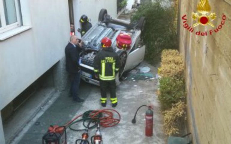 Nuoro, precipita con l’auto in un cortile privato, gravi traumi per un 80enne