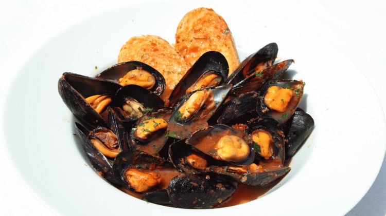 La ricetta Vistanet di oggi: zuppa di cozze in rosso, uno dei classici della cucina di pesce sarda