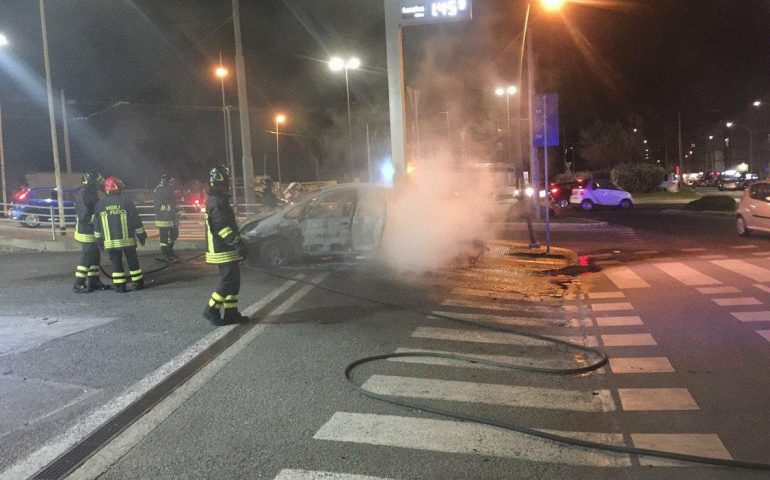 Momenti di paura stasera a Cagliari: auto brucia a Sa Duchessa davanti al distributore di via Campania (VIDEO)