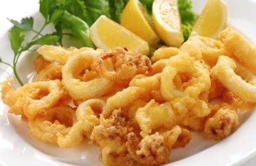 La ricetta Vistanet di oggi: frittura di calamari, un classico della cucina di pesce