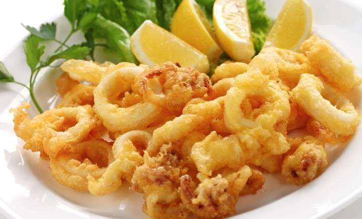 La ricetta Vistanet di oggi: frittura di calamari, un classico della cucina di pesce