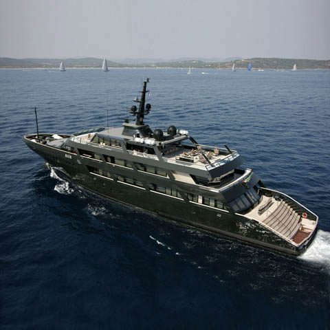 Cagliari, in rada c’è il Maìn: avvistato nel Golfo degli Angeli lo yacht di Giorgio Armani