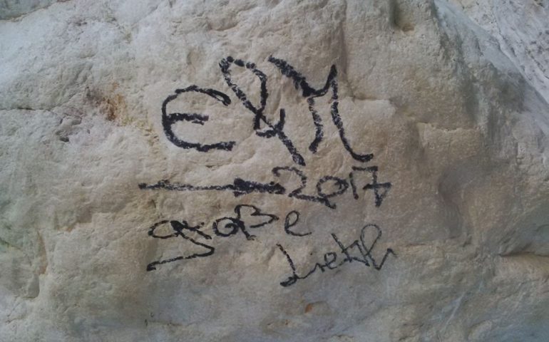 Gli stupidi arrivano sino a Gorropu: vandalizzato anche uno dei luoghi simbolo della Sardegna