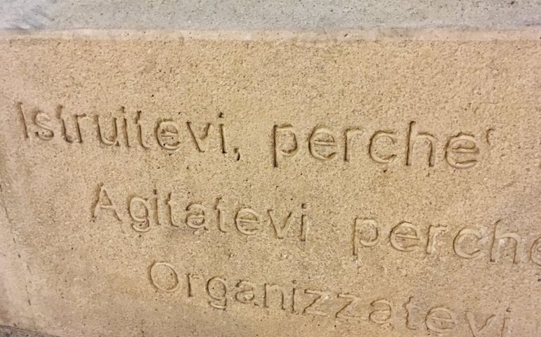 La foto, piazza Gramsci, Cagliari, l’errore nella scritta che ricorda la frase del pensatore di Ales: perche’ e non perché