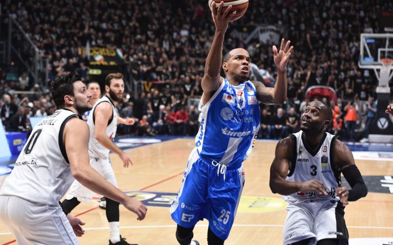 La Dinamo Sassari non riesce a frenare Gentile e Aradori, Virtus Bologna vittoriosa 89-72