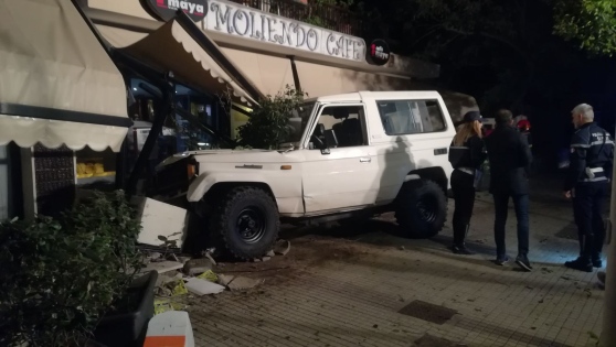 Sassari, finisce con il fuoristrada contro la veranda di un bar e la distrugge: due feriti, uno è grave