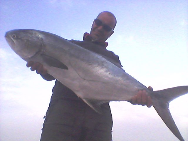 Pescata una leccia da record a Solanas: una preda da 15 kg non semplicissima da prendere