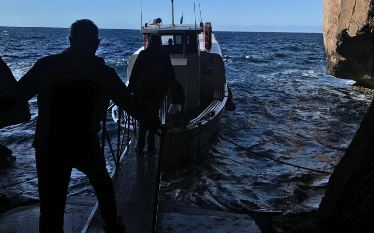 Alghero, mare agitato, turisti in balia delle onde: scene di panico sul traghetto all’ingresso delle grotte di Nettuno