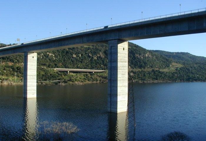 Donna trovata morta sotto un ponte del lago Omodeo. Macabra scoperta a Ghilarza