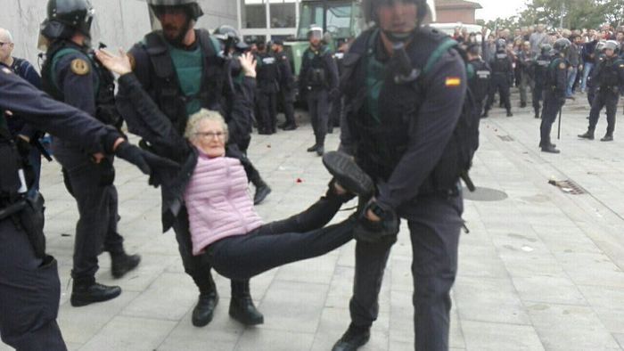 Referendum in Catalogna: la polizia spagnola usa proiettili di gomma. Ferite 38 persone fra i votanti e 11 agenti
