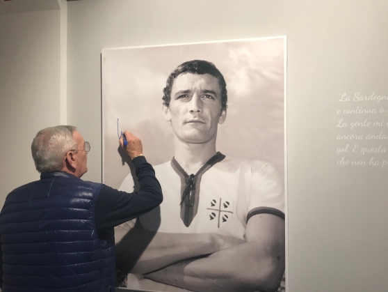 Dopo l’inaugurazione ufficiale, il giorno dopo è per il Mito: Gigi Riva in visita ai cimeli della Sardegna Arena (LE FOTO)