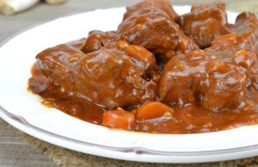 La ricetta Vistanet di oggi: Ghisadu (spezzatino) di bue rosso del Montiferru, una leccornia sarda per chi ama la carne
