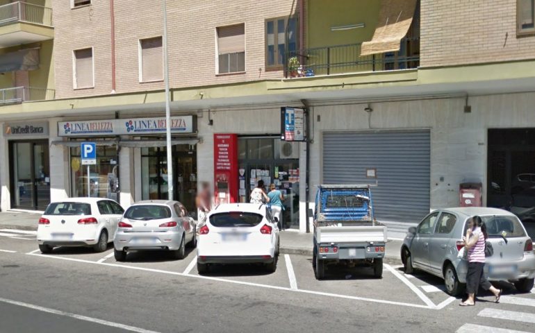 Cagliari, rapina in una tabaccheria di via Is Mirrionis, due malviventi coltello alla mano rubano un migliaio di euro