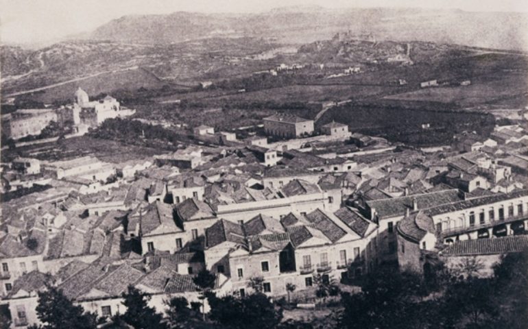 La Cagliari che non c’è più, una rara immagine della città nel 1940: dietro il quartiere Villanova solo orti e giardini