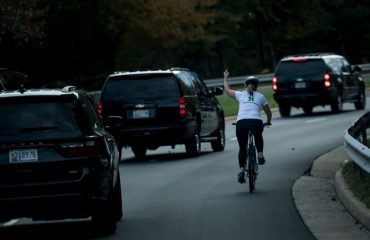 Dito medio a Trump