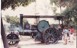 I bambini giocano sullo schiacciasassi dei Giardini Pubblici a Cagliari - Foto di Giorgio Atzeni