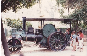 I bambini giocano sullo schiacciasassi dei Giardini Pubblici a Cagliari - Foto di Giorgio Atzeni