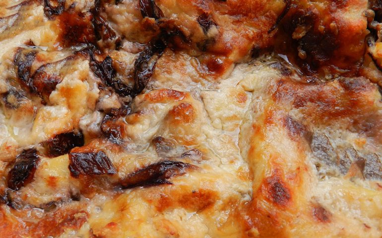 La ricetta Vistanet di oggi: lasagna preparata il pane carasau, funghi porcini e pecorino: una delizia