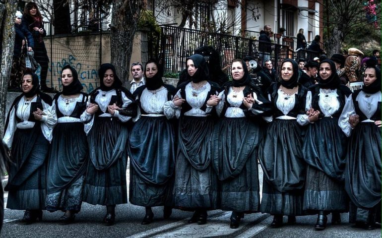 Il viaggio di Autunno in Barbagia: conosciamo Oniferi, terra di necropoli preistoriche, del canto a tenore e di un antico rito di guarigione