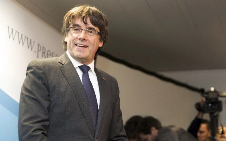 Bruxelles, l’ex presidente catalano Puigdemont e i suoi ex ministri si consegnano alla polizia belga