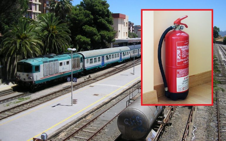 Stazione-dei-treni-di-Iglesias-estintore-vandali-cagliari-liceo-studente.